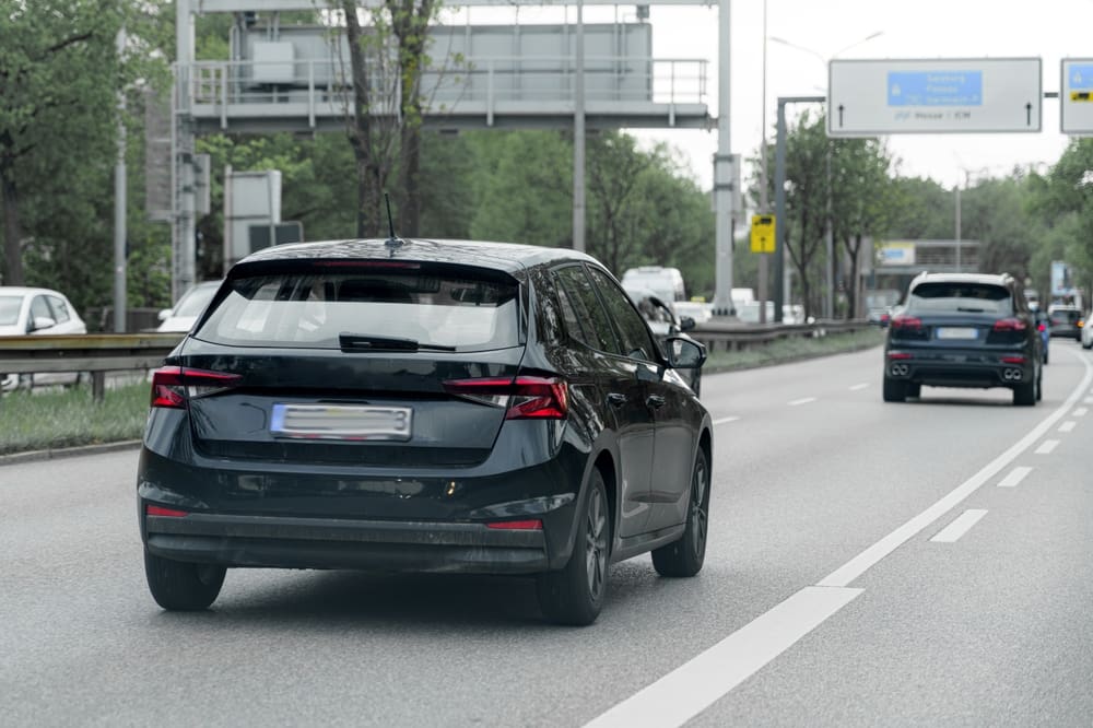 How Much Distance Should Be Between Cars When Driving?